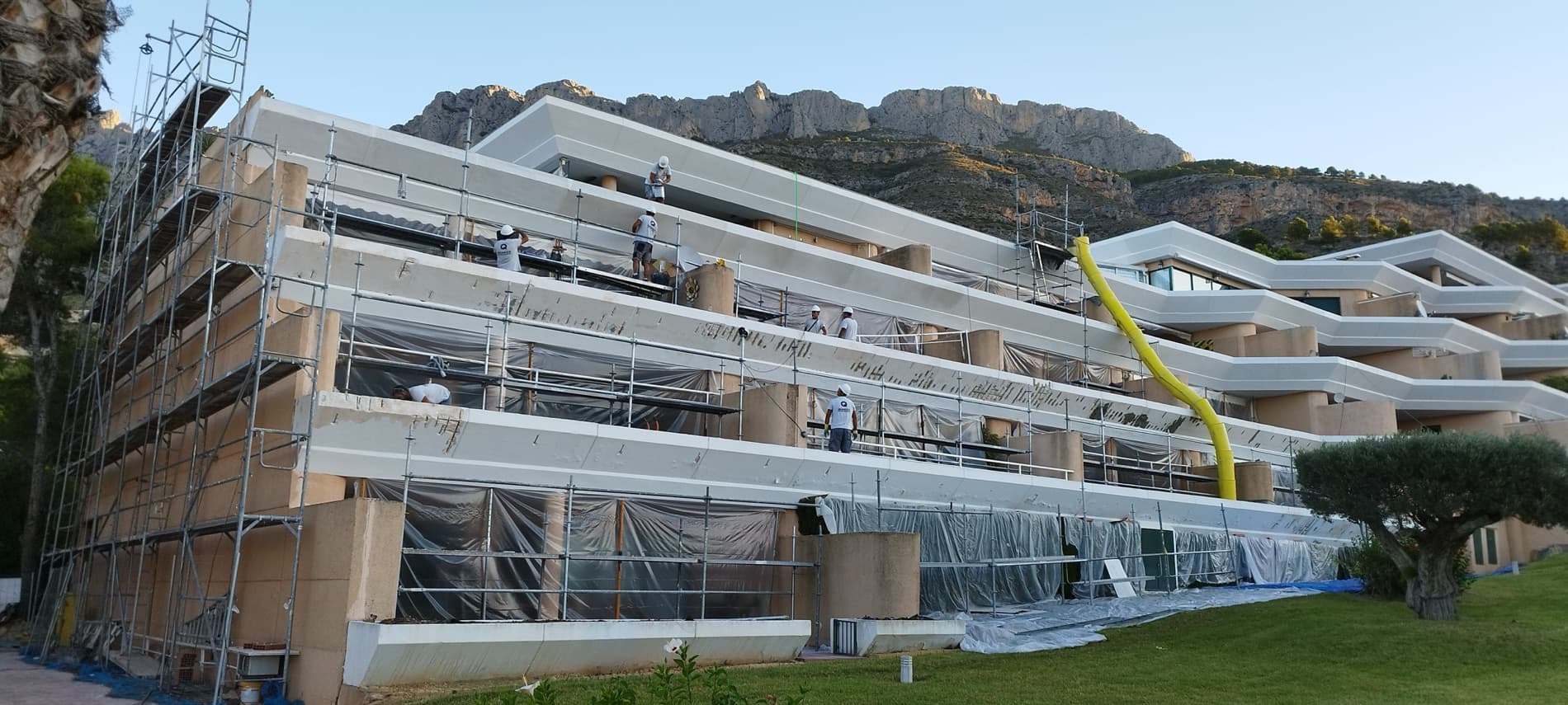 Edificio con el andamio montado durante los trabajos de restauración