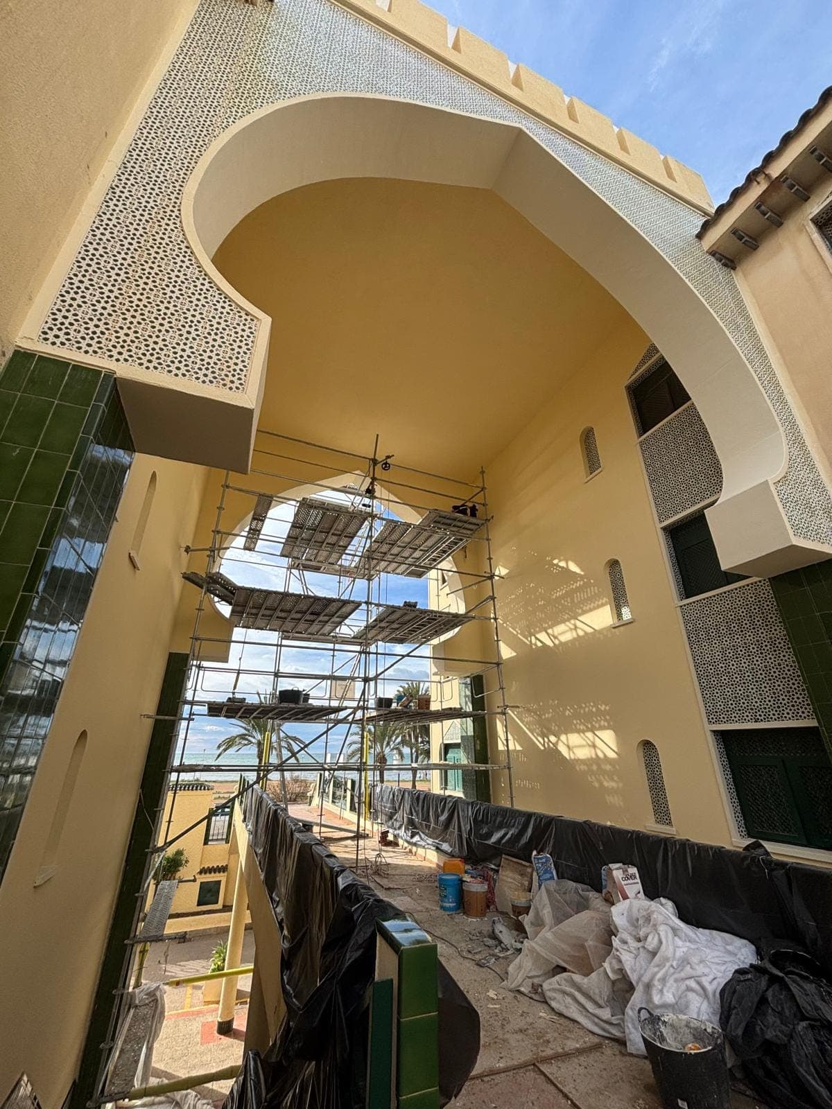 Andamio montado bajo los arcos durante los trabajos de restauración