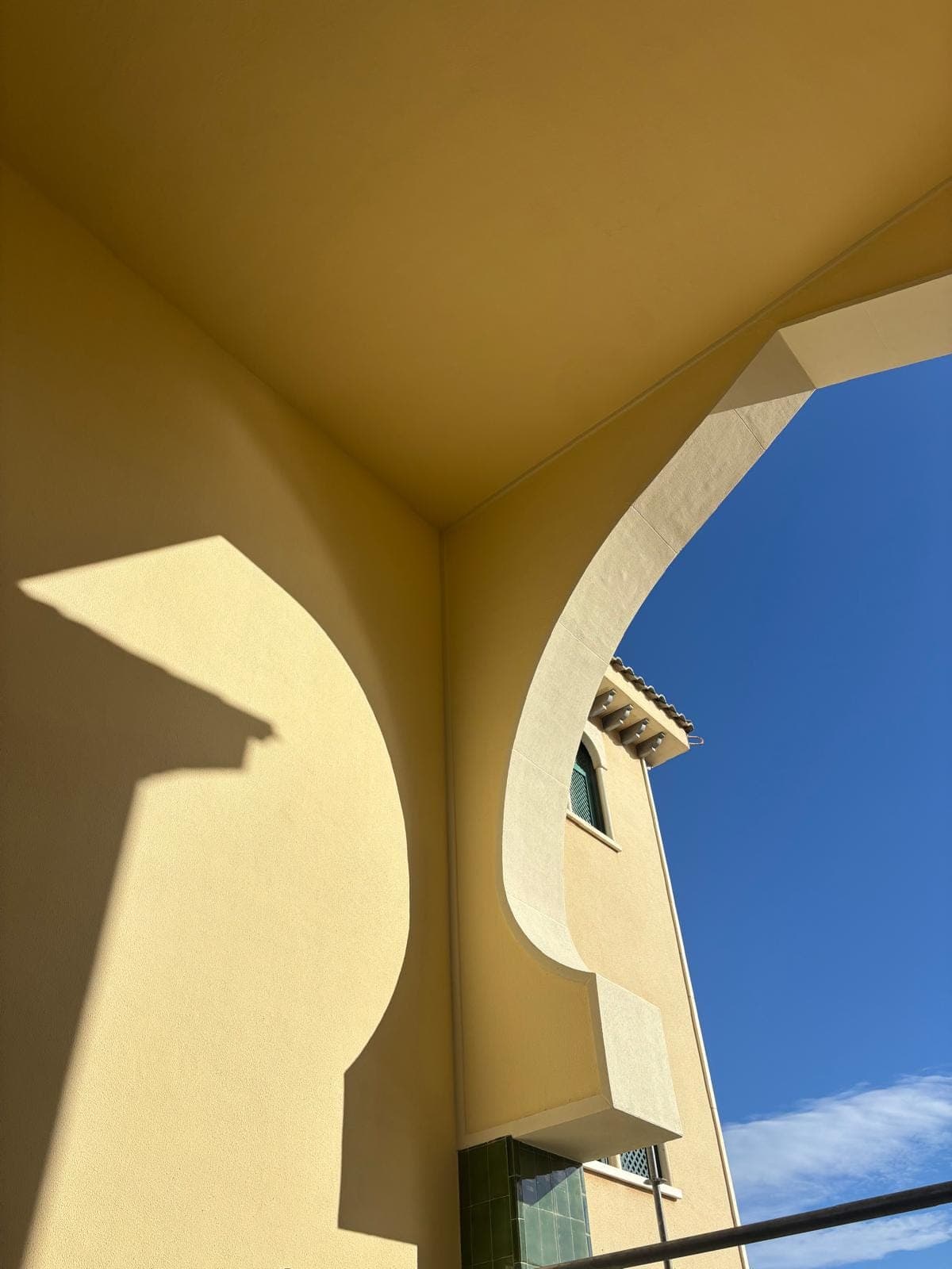 Arco de un edificio de arquitectura mediterránea, ya restaurado