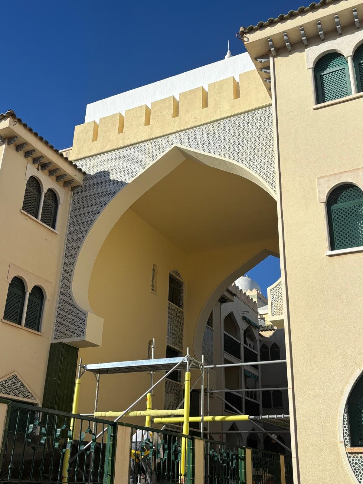 Arco y torre del edificio, terminados tras la restauración