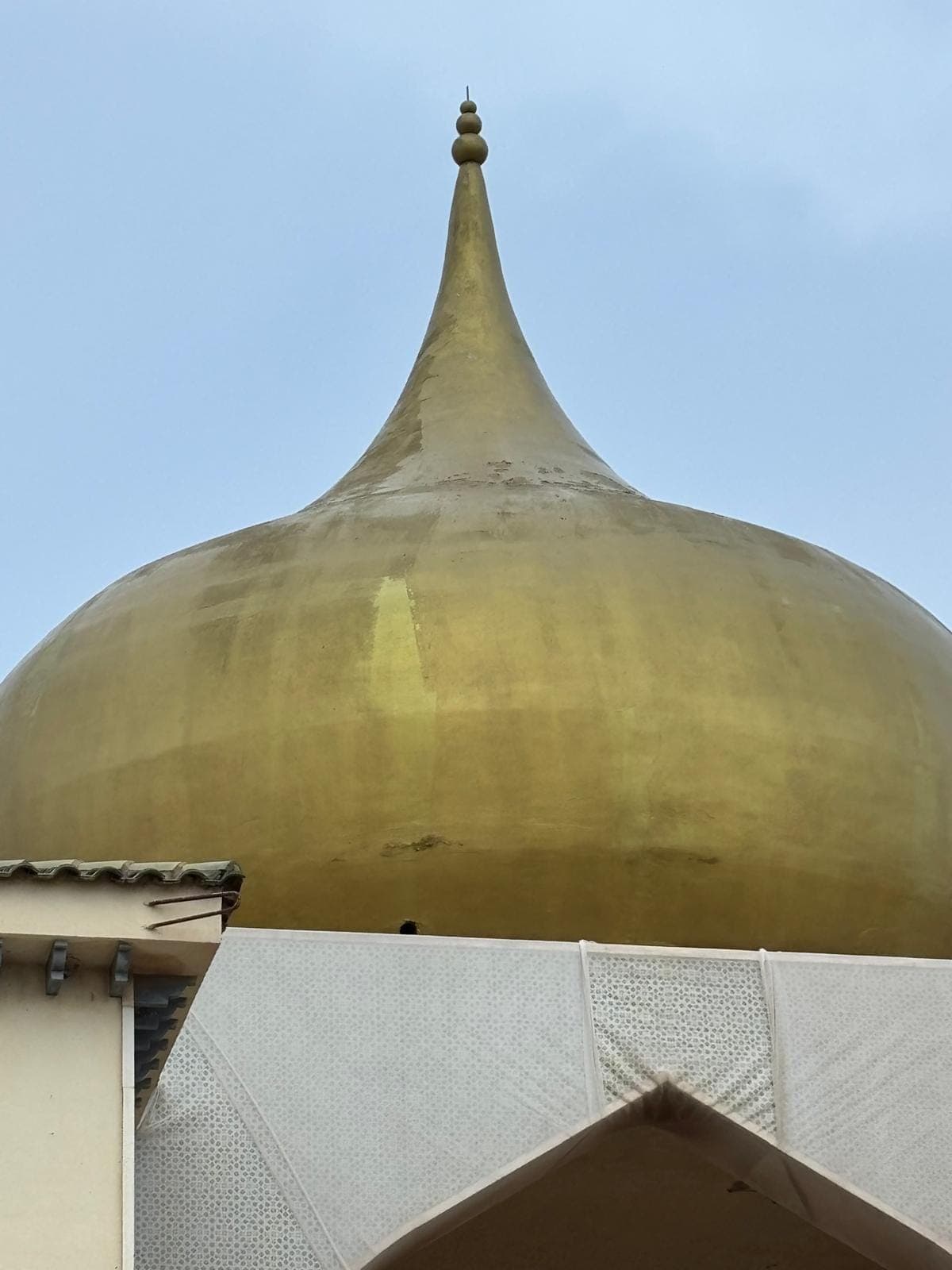 Cúpula dorada de un edificio, vista desde abajo