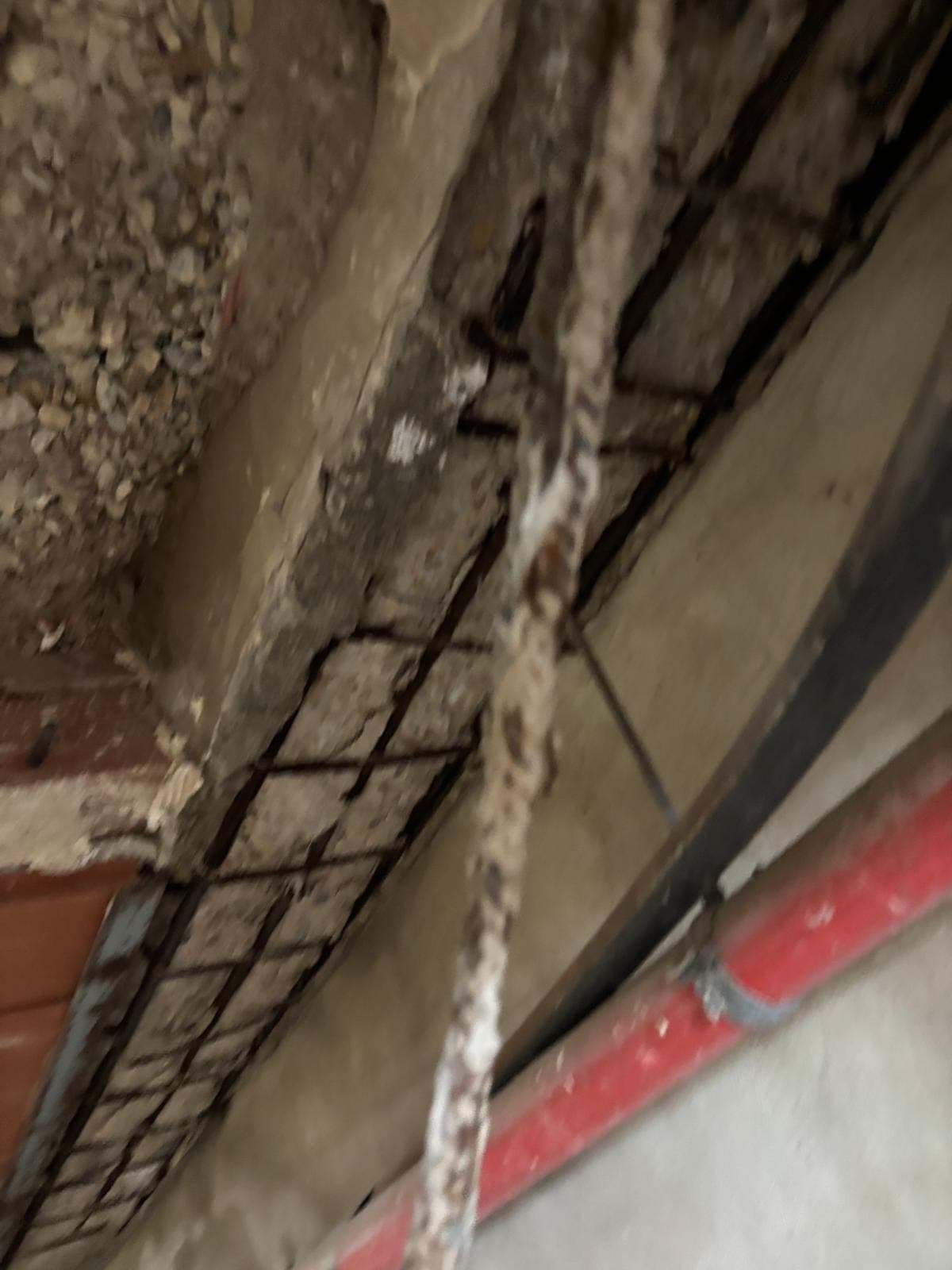 Viga con el recubrimiento desprendido y la armadura oxidada